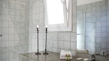 Triple Room | Bilik Mandi | Kelengkapan dandanan diri percuma, pengering rambut, tuala disediakan