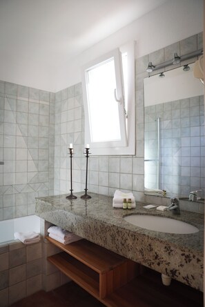 Triple Room | Bathroom - Hôtel Les Flots Bleus (Le Lavandou)