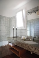 Quarto triplo | Banheiro | Produtos de toalete grátis, secador de cabelo, toalhas de banho