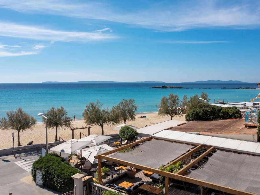 Lunsj og middag serveres, utsikt mot stranden