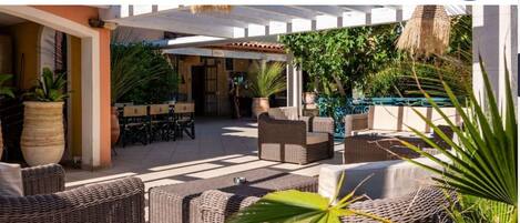 Lunch and dinner served, beach views