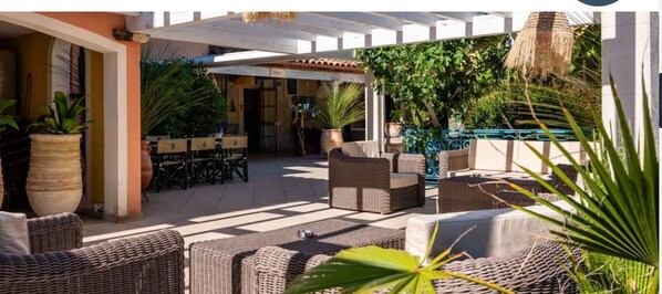 Déjeuner et dîner servis sur place, vue sur la plage 