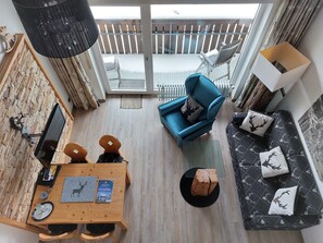 Suíte superior, 1 cama Queen e sofá-cama | Opções para refeição no quarto