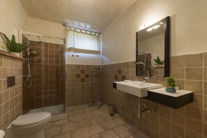 Deluxe Double Room, Private Bathroom, Garden View | Bathroom - Wine Resort Colsereno (Montalcino)