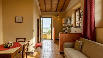 Deluxe appartement, 1 slaapkamer | Woonruimte | Een 22-inch flatscreentelevisie met kabelzenders en een televisie