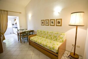 Apartamento (Trilo4) | Zona de estar | Una televisión