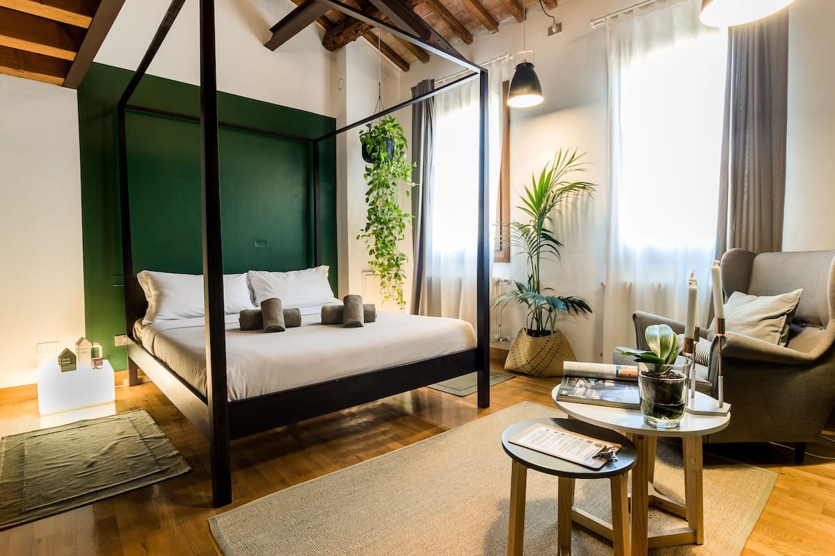 1 habitación, escritorio y espacio para trabajar con laptop