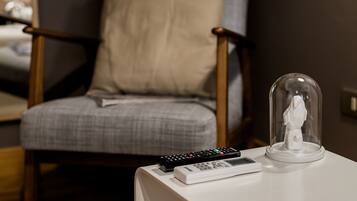 Una mesa blanca con un control remoto y una cúpula de vidrio.