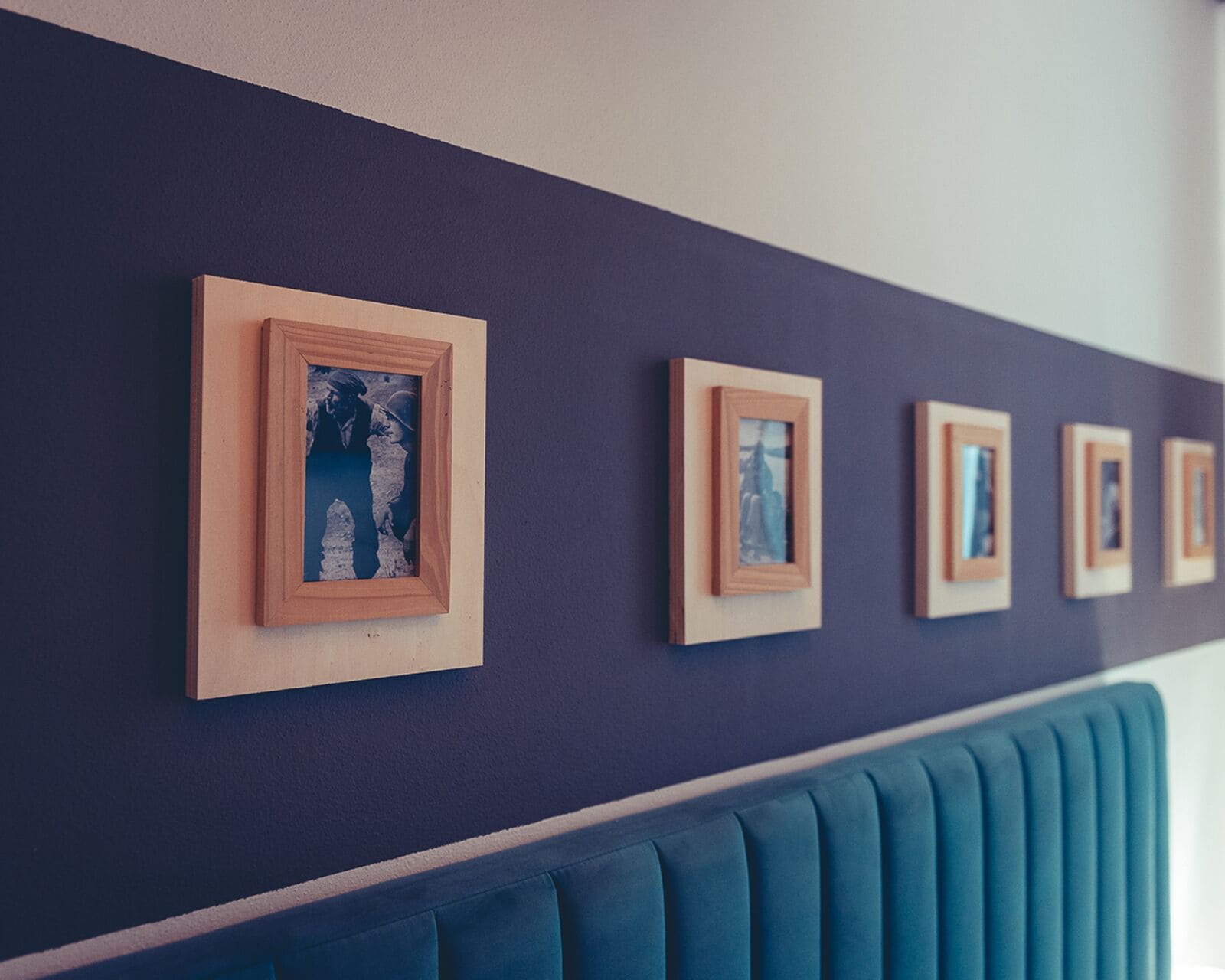 Eine Reihe gerahmter Bilder an einer Wand.