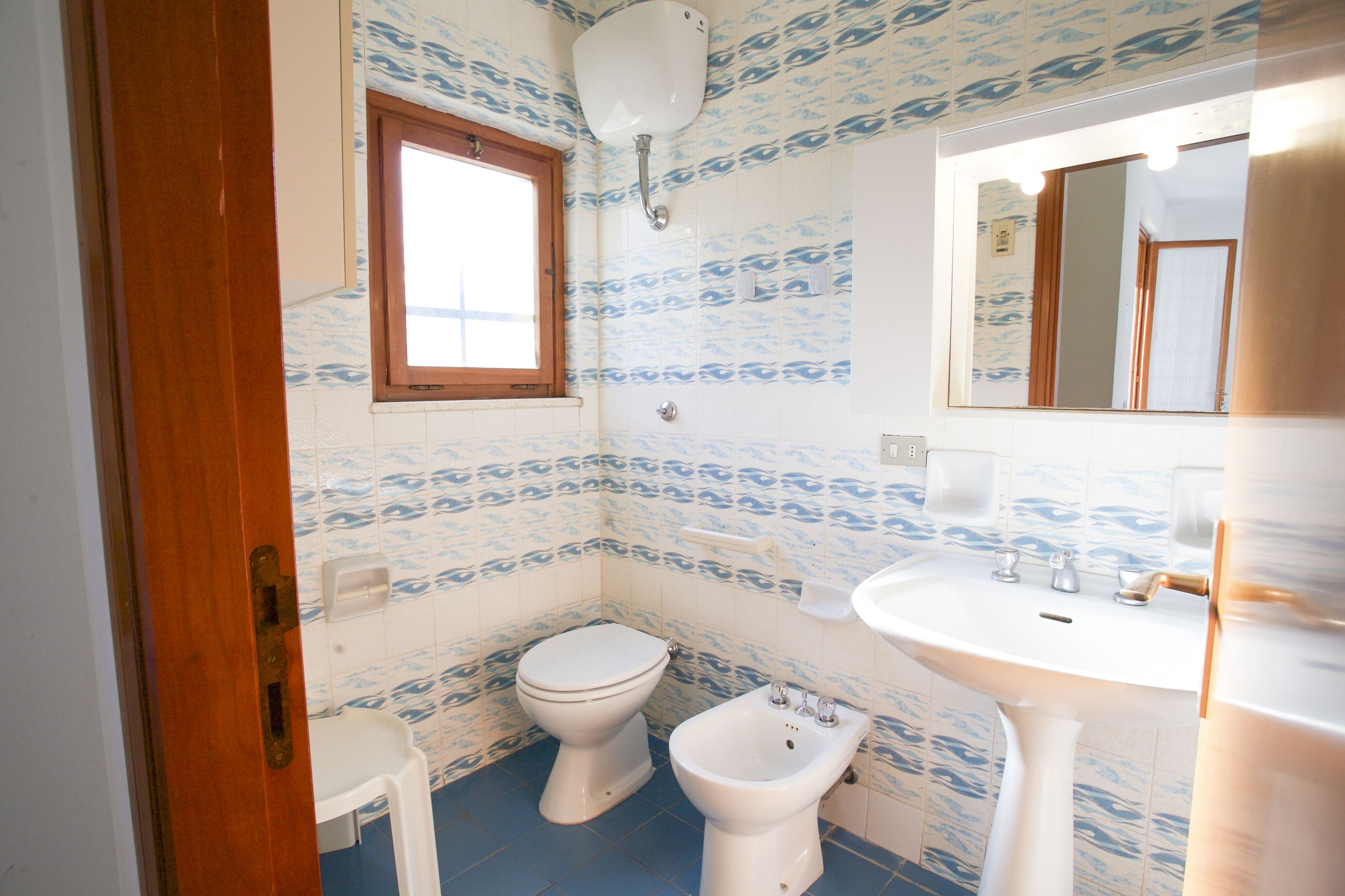 Ein Badezimmer mit Toilette, Bidet und Waschbecken.