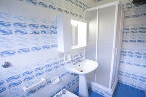Apartment (Bagnaia n.18) | Bathroom | Shower, hair dryer, bidet - Appartamenti La Baia Bagnaia (Portoferraio)