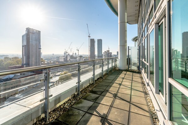 Premium Penthouse, 2 Double Beds, City View | Exterior detail