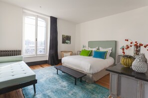 Comfort Triple Room, Garden View | Premium bedding, down comforters, pillowtop beds, blackout drapes - Maison TANDEM (Cluny)