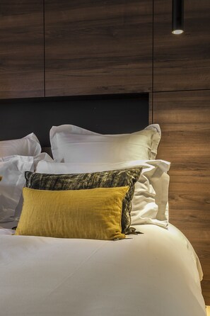 Deluxe Double Room | Premium bedding, down duvets, pillow-top beds, blackout curtains - Maison TANDEM (Cluny)
