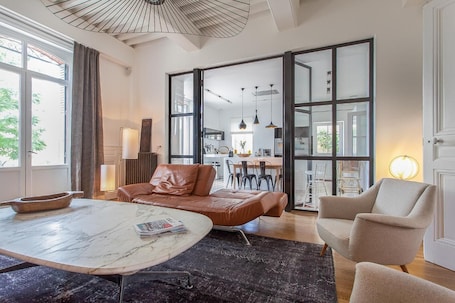 Flat-screen TV. Maison TANDEM