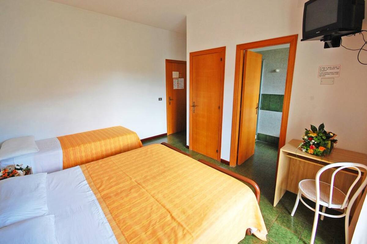 Kamar Triple | Meja kerja, Wi-Fi gratis, dan seprai linen