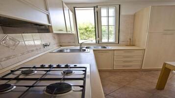 Apartment (A ) | Private kitchen | Fridge, stovetop, cookware/dishes/utensils