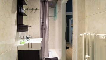Deluxe-Apartment, 1 Schlafzimmer | Badezimmer | Dusche, kostenlose Toilettenartikel, Haartrockner, Bidet