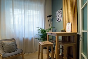 Leilighet – deluxe, 1 soverom | Eget kjøkken | Kjøleskap, mikrobølgeovn, kokeplater og kaffetrakter/tekoker