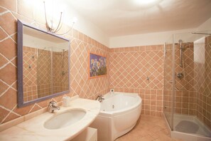 Apartment (Shark) | Badezimmer | Dusche, Bidet