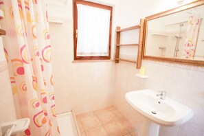 Apartment (Bilo 5) | Bathroom | Shower, hair dryer, bidet - Appartamenti Morcone (Capoliveri)