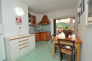 Refrigerador, placa de cocina, utensilios de cocina