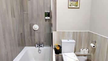 Habitación doble | Baño | Tina con regadera, amenidades de baño gratuitas, secadora de cabello