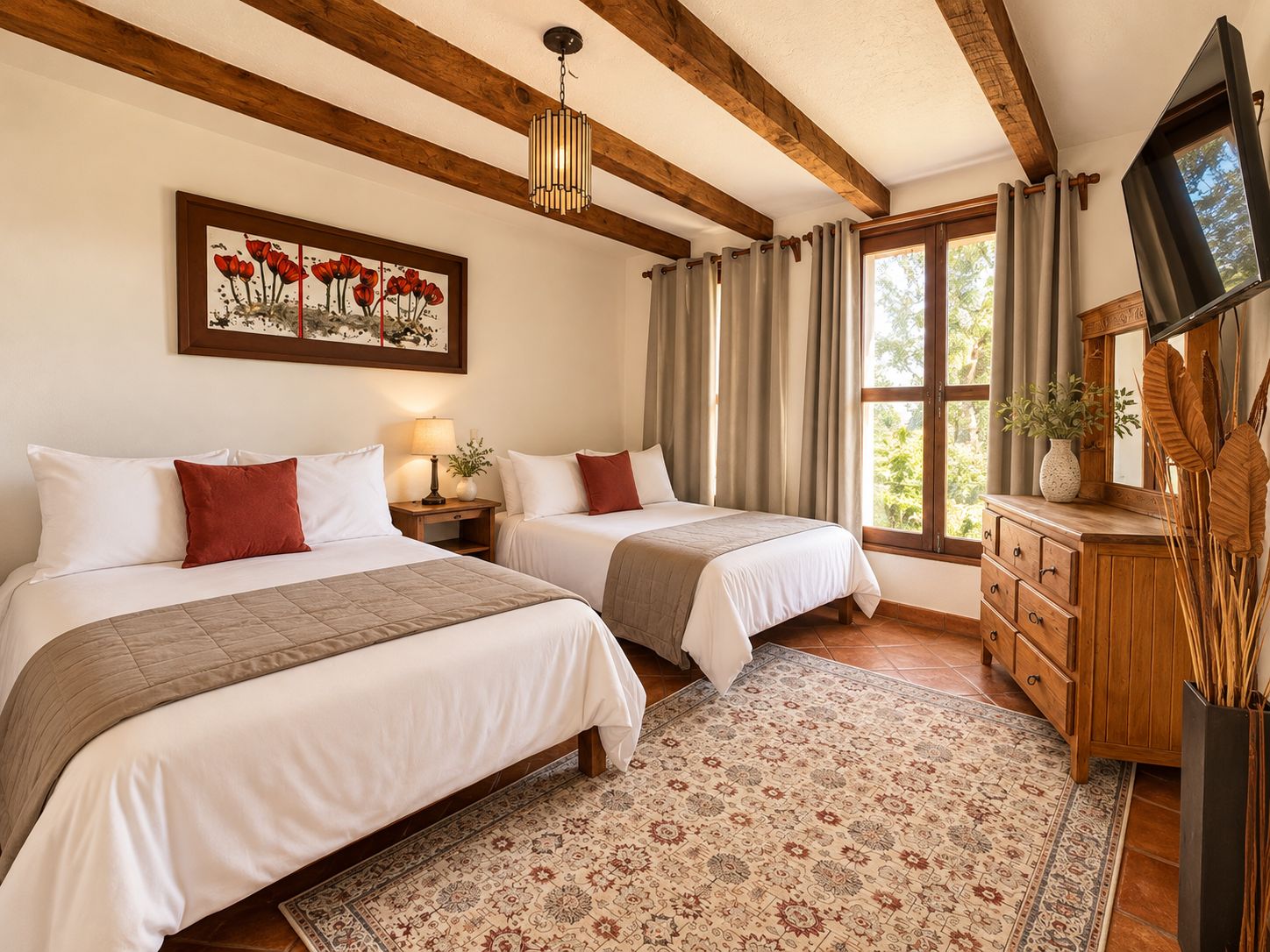Habitación de hotel con dos camas, un aparador de madera, un televisor y un amplio ventanal con cortinas.