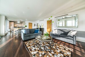 Luxury Apartment, 2 Bedrooms, River View | Living area