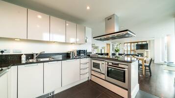 Departamento de lujo, 2 habitaciones, vista al río | Cocina privada | Refrigerador, microondas, horno y parrilla de estufa