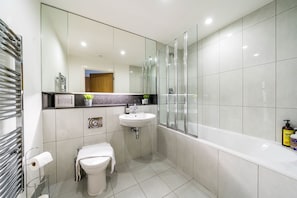 Luxury Apartment, 2 Bedrooms, River View | Bathroom | Combined shower/tub, designer toiletries, hair dryer, towels - Hamilton House Apartments (London)