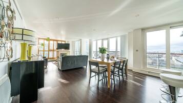 Departamento de lujo, 2 habitaciones, vista al río | Área de sala de estar | Televisión de pantalla plana