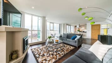 Departamento de lujo, 2 habitaciones, vista al río | Área de sala de estar | Televisión de pantalla plana