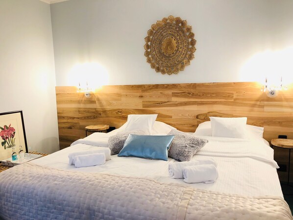 Tabla de planchar con plancha, wifi gratis y ropa de cama