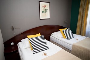 Habitación doble | Tabla de planchar con plancha, wifi gratis y ropa de cama