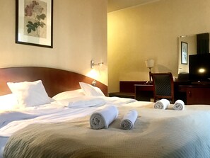 Habitación doble | Tabla de planchar con plancha, wifi gratis y ropa de cama