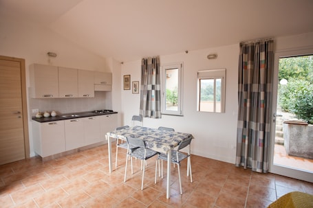 Apartment (Mono) | Living area | TV