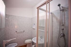 A bathroom with a toilet, sink, and shower. - Appartamenti Norsi (Capoliveri)