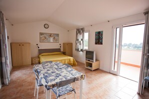 Apartment (Mono) | Wohnbereich | Fernseher
