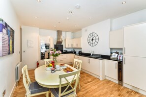 奢华公寓, 2 间卧室 | 私人厨房 | 大冰箱、微波炉、烤箱、炉灶