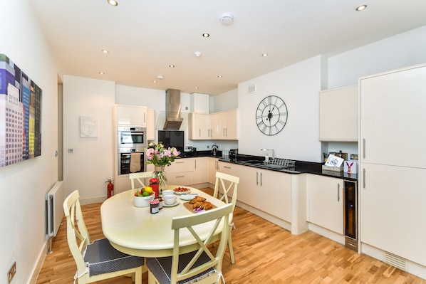 Luxury Apartment, 2 Bedrooms | Private kitchen