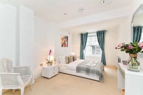 奢华公寓, 2 间卧室 | 2 多间卧室、高档床上用品、办公桌、熨斗/熨衣板