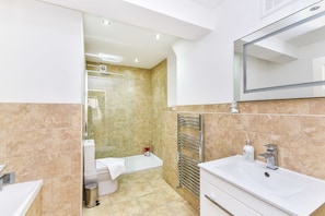 Bathroom - Warren Street Apartments (London)