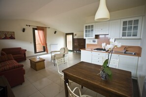 Apartment (Mono) | Private kitchen | Fridge, stovetop, cookware/dishes/utensils - Appartamenti Serena (Capoliveri)