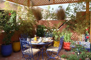 Petit déjeuner et déjeuner servis sur place, spécialités Cuisine locale