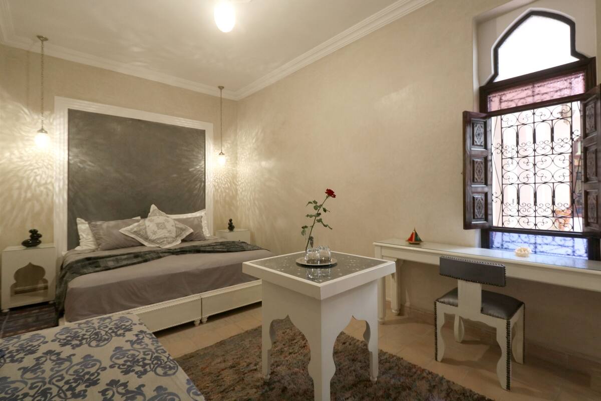 Deluxe Room | 1 bedroom, in-room safe, iron/ironing board, cribs (free)