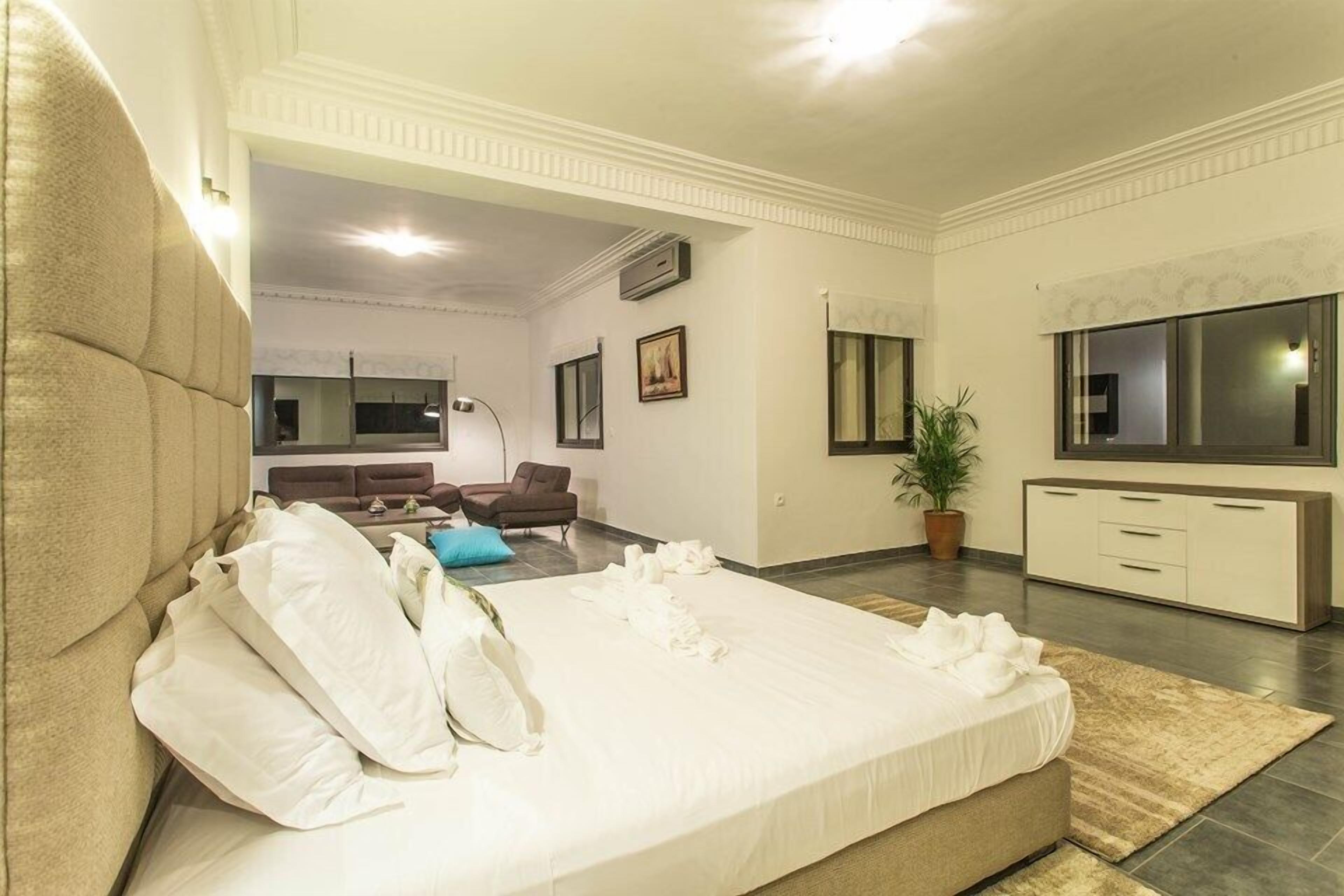 4 bedrooms, premium bedding, desk, iron/ironing board