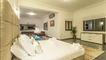 4 bedrooms, premium bedding, desk, iron/ironing board