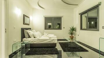 4 bedrooms, premium bedding, desk, iron/ironing board