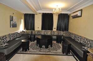 Apartamento família, 3 quartos | Cofres nos quartos, Wi-Fi de cortesia, roupa de cama